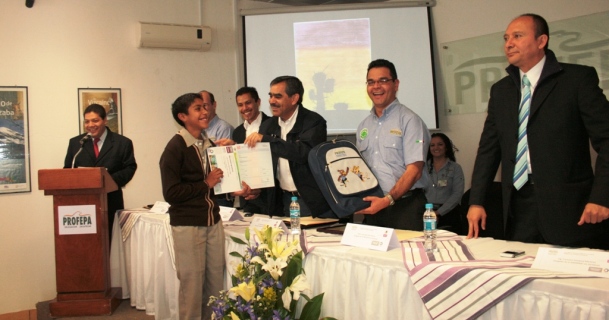 Entregó certificados de Calidad Ambiental e Industria Limpia