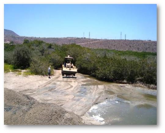 Maquinaria en el cauce de un río